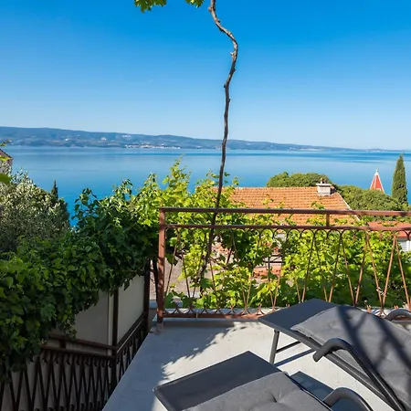 East Side * Omis